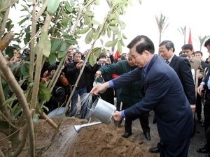 President Nguyen Minh Triet launches the 50th tree planting festival on February 20 at Dong Van Industrial Zone, northern province of Ha Nam. (Photo:VNA) President Nguyen Minh Triet launches the 50th tree planting festival on February 20 at Dong Van Industrial Zone, northern province of Ha Nam. (Photo:VNA)